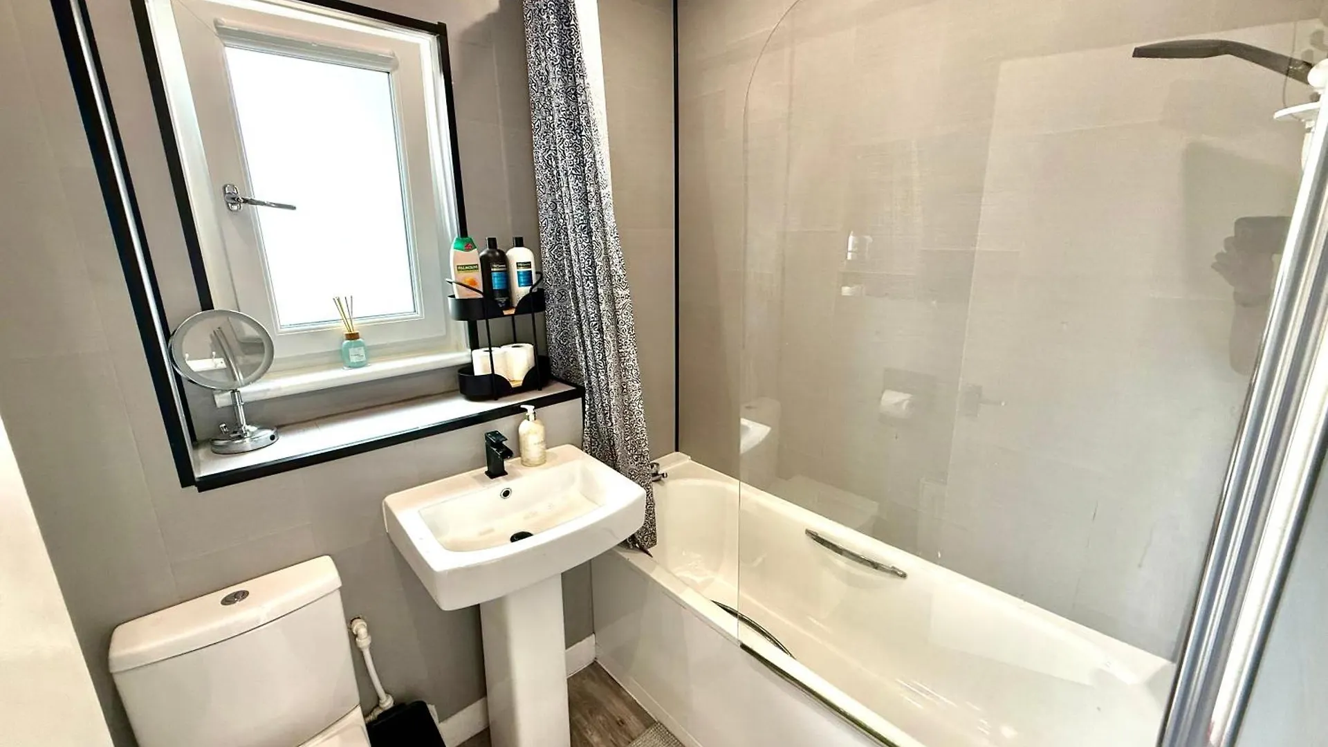 הוילה South Gyle House - Superfast Wifi And Free Parking - 7 Minutes To Edinburgh Airport בריטניה